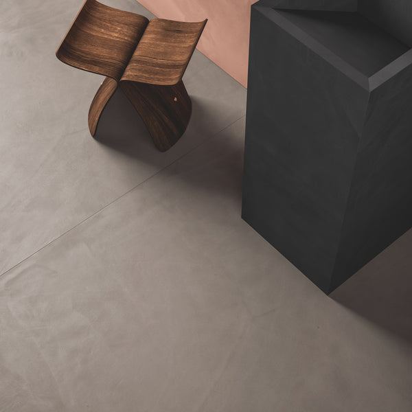 RES ART FONDOVALLE gres porcellanato effetto resina spatolata superfici materiche dal design contemporaneo.