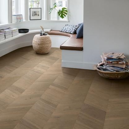 Pavimento in PARQUET INTENSO ECLISSI OLIATO QUICK-STEP motivo a zig zag trasforma ogni stanza in uno spazio dinamico e unico