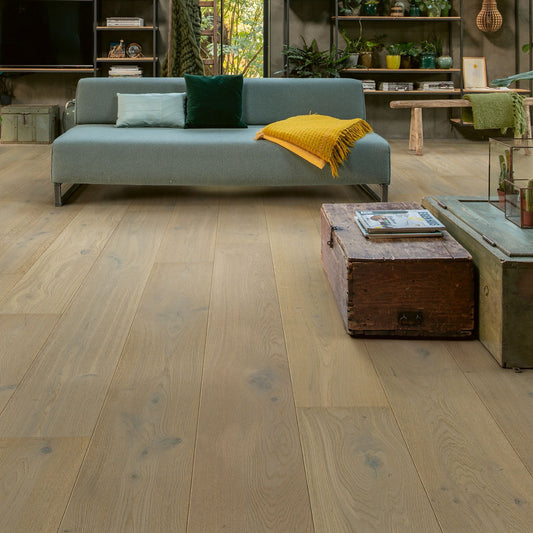 Pavimento in PARQUET MASSIMO ROVERE MARGHERITA EXTRA OPACO QUICK-STEP esalta la naturale texture del legno illuminando gli ambient