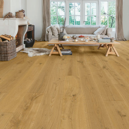 Pavimento in PARQUET MASSIMO ROVERE CAPPUCCINO EXTRA OPACO QUICK-STEP effetto legno valorizza la continuità visiva e l’armonia complessiva dello spazio