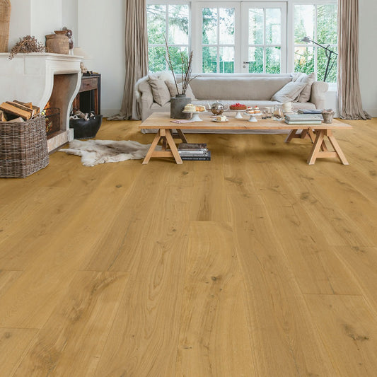 Pavimento in PARQUET MASSIMO ROVERE CAPPUCCINO EXTRA OPACO QUICK-STEP effetto legno valorizza la continuità visiva e l’armonia complessiva dello spazio