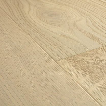 Pavimento in PARQUET MASSIMO ROVERE MARGHERITA EXTRA OPACO QUICK-STEP esalta la naturale texture del legno illuminando gli ambient