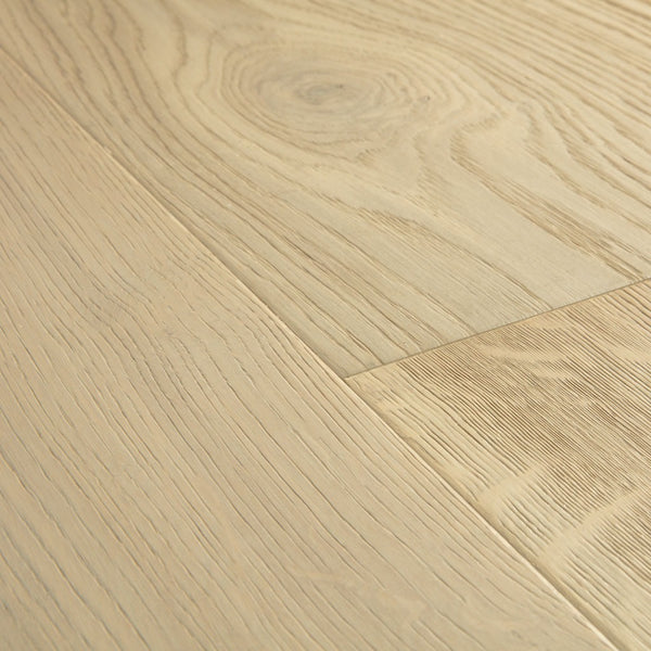 Pavimento in PARQUET MASSIMO ROVERE MARGHERITA EXTRA OPACO QUICK-STEP esalta la naturale texture del legno illuminando gli ambient