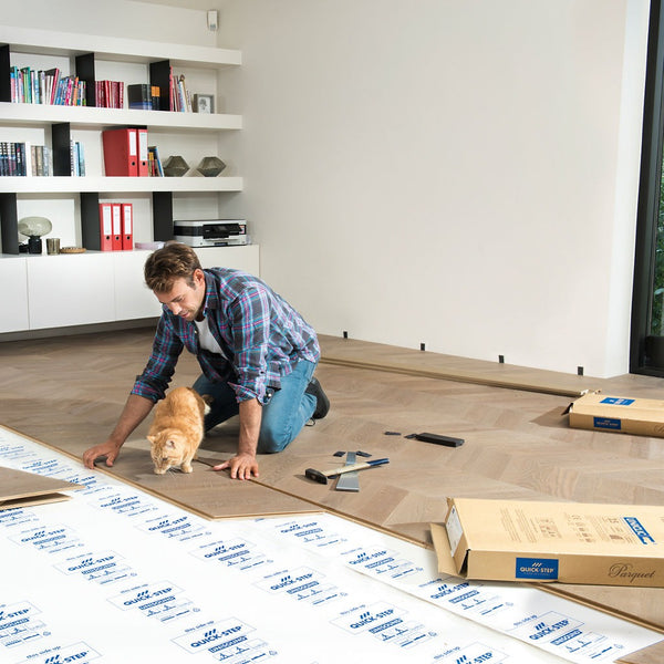 Pavimento in PARQUET INTENSO ECLISSI OLIATO QUICK-STEP motivo a zig zag trasforma ogni stanza in uno spazio dinamico e unico