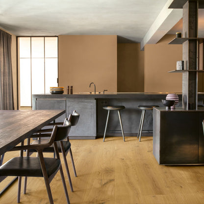 Pavimento in PARQUET MASSIMO ROVERE CAPPUCCINO EXTRA OPACO QUICK-STEP effetto legno valorizza la continuità visiva e l’armonia complessiva dello spazio