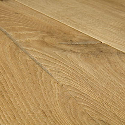 Pavimento in PARQUET MASSIMO ROVERE CAPPUCCINO EXTRA OPACO QUICK-STEP effetto legno valorizza la continuità visiva e l’armonia complessiva dello spazio