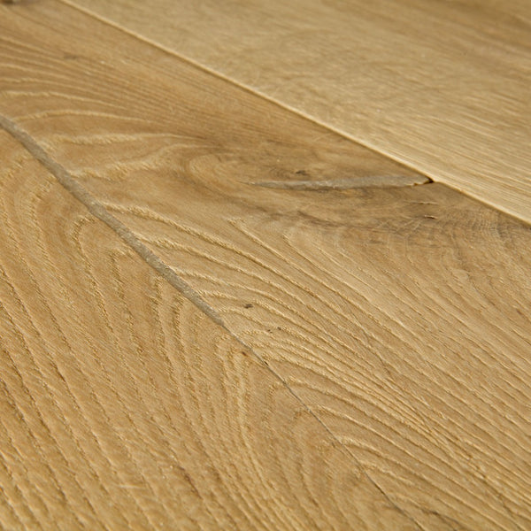 Pavimento in PARQUET MASSIMO ROVERE CAPPUCCINO EXTRA OPACO QUICK-STEP effetto legno valorizza la continuità visiva e l’armonia complessiva dello spazio