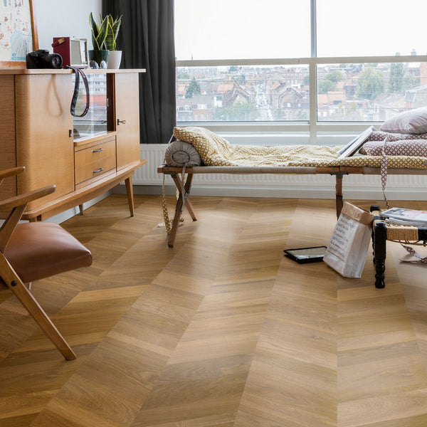 Pavimento in PARQUET INTENSO ROVERE TRADIZIONALE OLIATO QUICK-STEP motivo a zig zag dona movimento e profondità agli ambienti, rendendoli visivamente armoniosi e raffinati