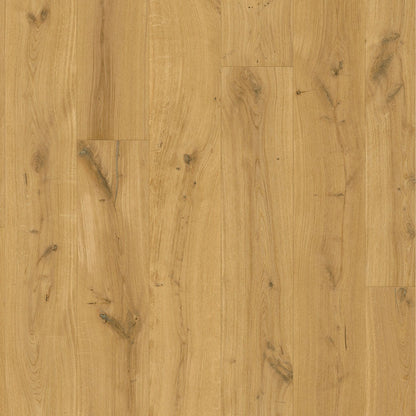 Pavimento in PARQUET MASSIMO ROVERE CAPPUCCINO EXTRA OPACO QUICK-STEP effetto legno valorizza la continuità visiva e l’armonia complessiva dello spazio