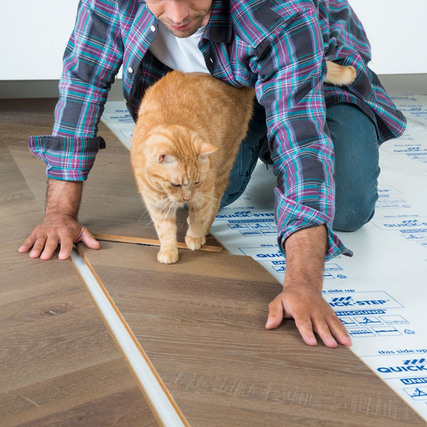 Pavimento in PARQUET INTENSO ECLISSI OLIATO QUICK-STEP motivo a zig zag trasforma ogni stanza in uno spazio dinamico e unico