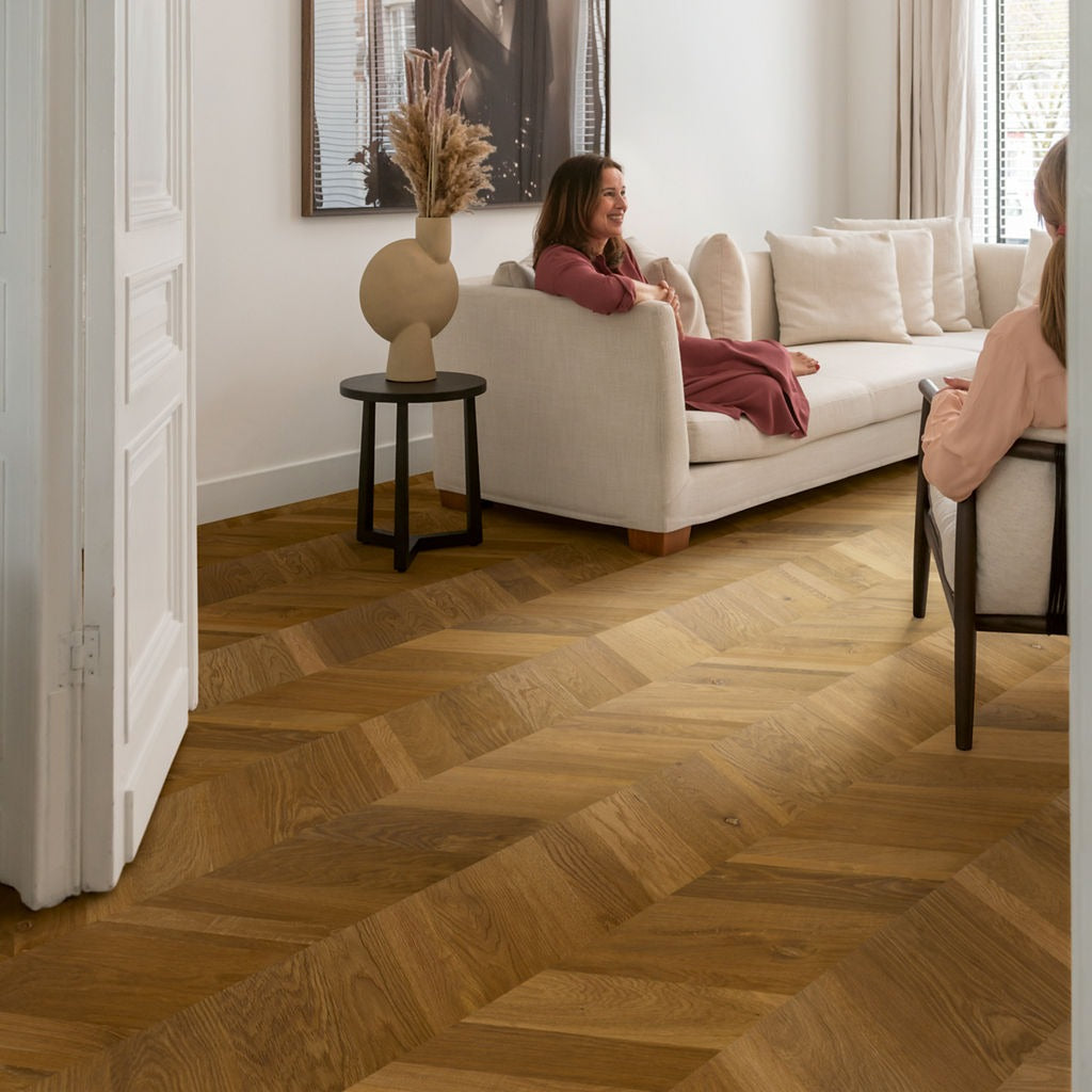 Pavimento in PARQUET INTENSO ROVERE TRADIZIONALE OLIATO QUICK-STEP motivo a zig zag dona movimento e profondità agli ambienti, rendendoli visivamente armoniosi e raffinati