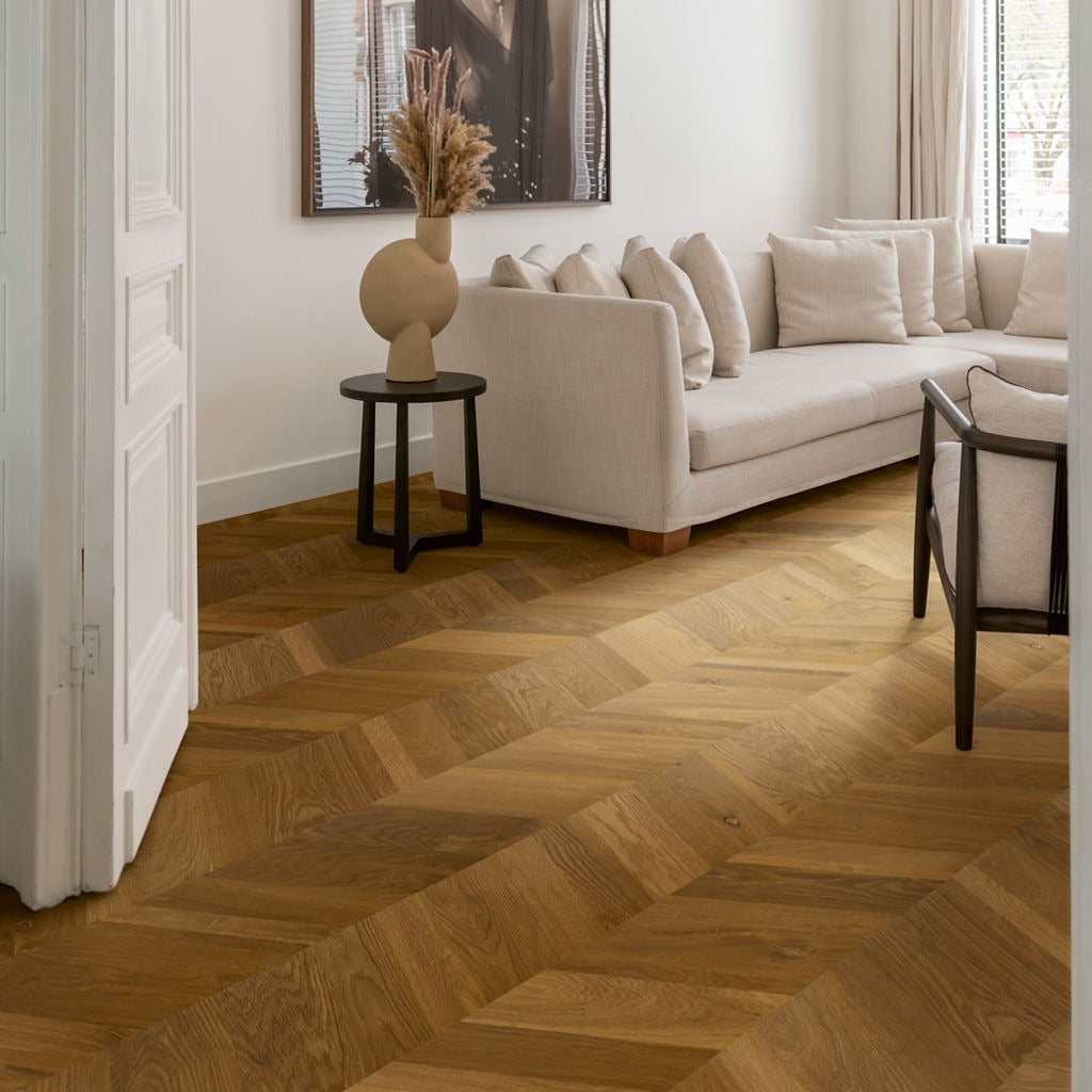 Pavimento in PARQUET INTENSO ROVERE TRADIZIONALE OLIATO QUICK-STEP motivo a zig zag dona movimento e profondità agli ambienti, rendendoli visivamente armoniosi e raffinati