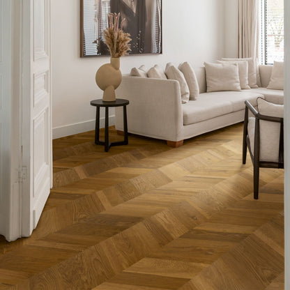 Pavimento in PARQUET INTENSO ROVERE TRADIZIONALE OLIATO QUICK-STEP motivo a zig zag dona movimento e profondità agli ambienti, rendendoli visivamente armoniosi e raffinati