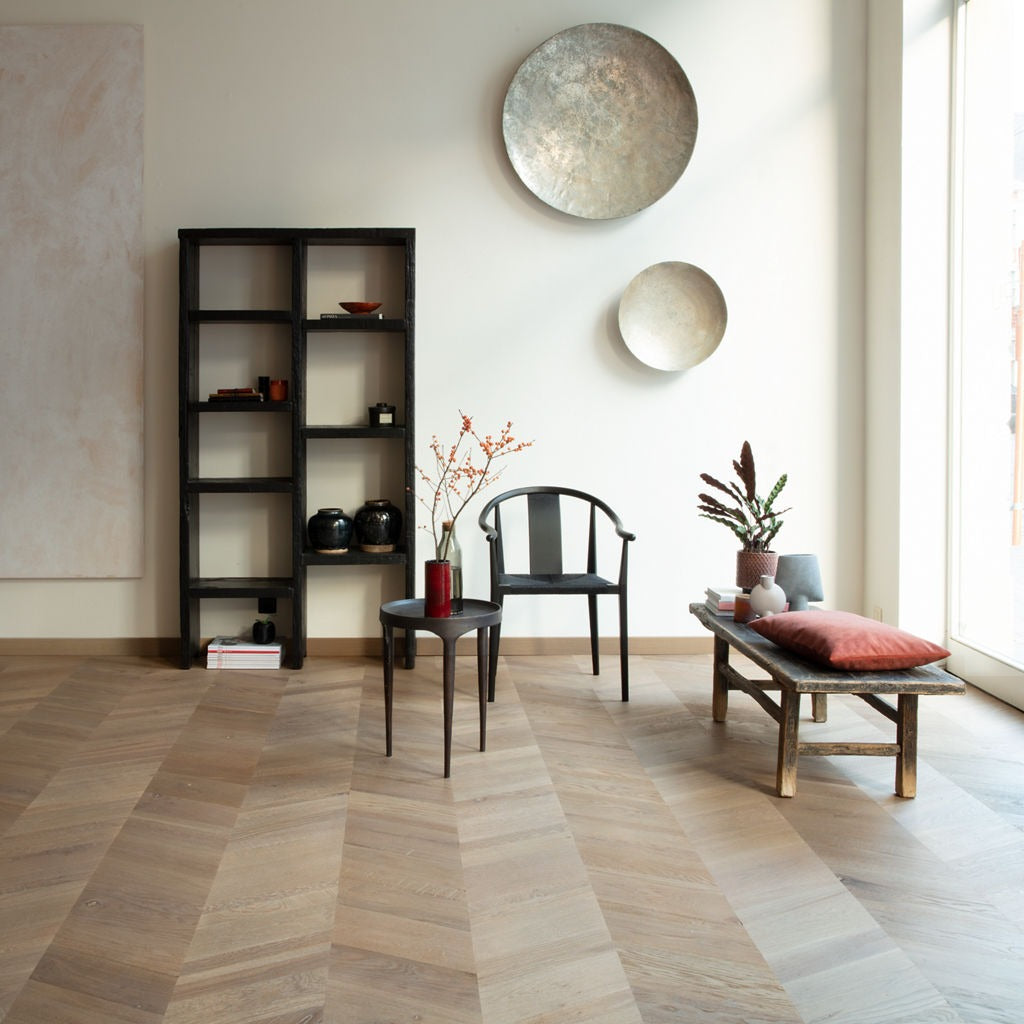 Pavimento in PARQUET INTENSO ECLISSI OLIATO QUICK-STEP motivo a zig zag trasforma ogni stanza in uno spazio dinamico e unico
