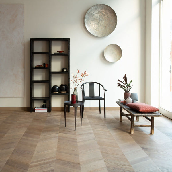 Pavimento in PARQUET INTENSO ECLISSI OLIATO QUICK-STEP motivo a zig zag trasforma ogni stanza in uno spazio dinamico e unico