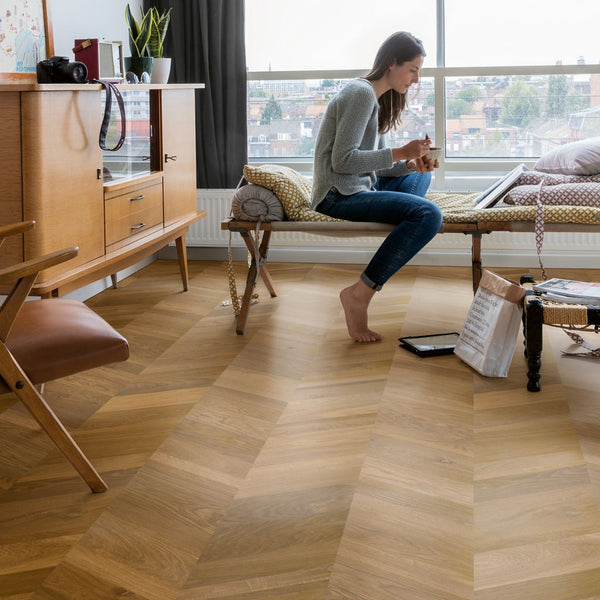 Pavimento in PARQUET INTENSO ROVERE TRADIZIONALE OLIATO QUICK-STEP motivo a zig zag dona movimento e profondità agli ambienti, rendendoli visivamente armoniosi e raffinati