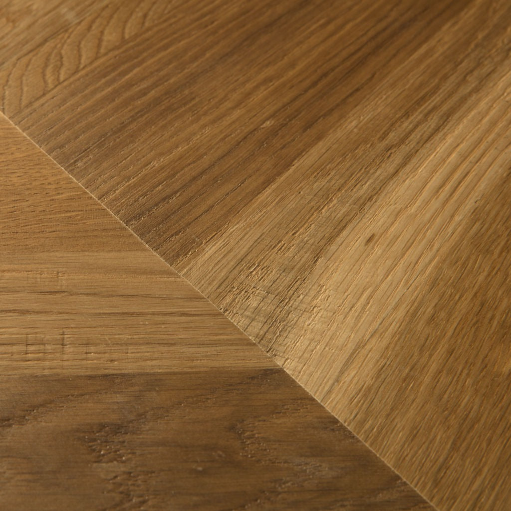 Pavimento in PARQUET INTENSO ROVERE TRADIZIONALE OLIATO QUICK-STEP motivo a zig zag dona movimento e profondità agli ambienti, rendendoli visivamente armoniosi e raffinati