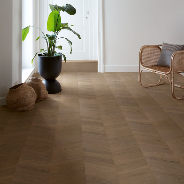 Pavimento in PARQUET INTENSO ECLISSI OLIATO QUICK-STEP motivo a zig zag trasforma ogni stanza in uno spazio dinamico e unico