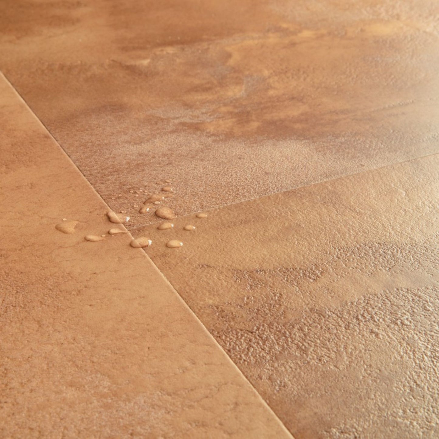 Pavimento in Laminato CAPTURE MUSE TERRACOTTA QUICK-STEP effetto terracotta rosso impermeabile con bisellatura naturale, classe 32, posa Uniclic