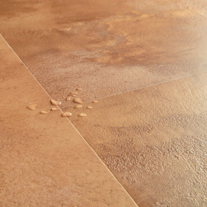 Pavimento in Laminato CAPTURE MUSE TERRACOTTA QUICK-STEP effetto terracotta rosso impermeabile con bisellatura naturale, classe 32, posa Uniclic