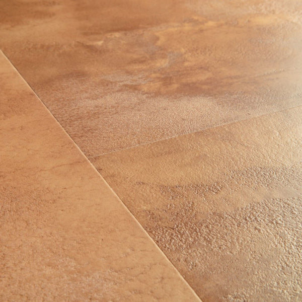 Pavimento in Laminato CAPTURE MUSE TERRACOTTA QUICK-STEP effetto terracotta rosso impermeabile con bisellatura naturale, classe 32, posa Uniclic